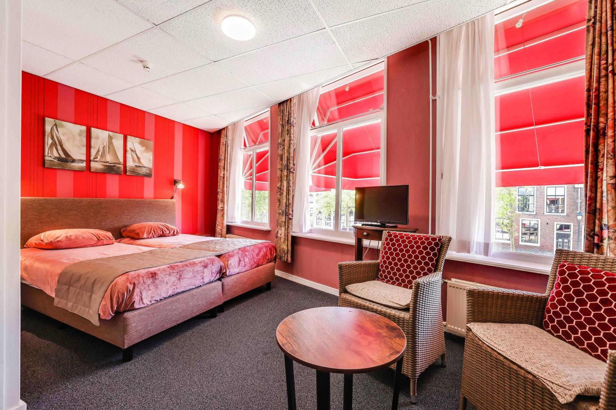 Hotel Restaurant 'T Heerenlogement ฮาร์ลิงเงน ภายนอก รูปภาพ